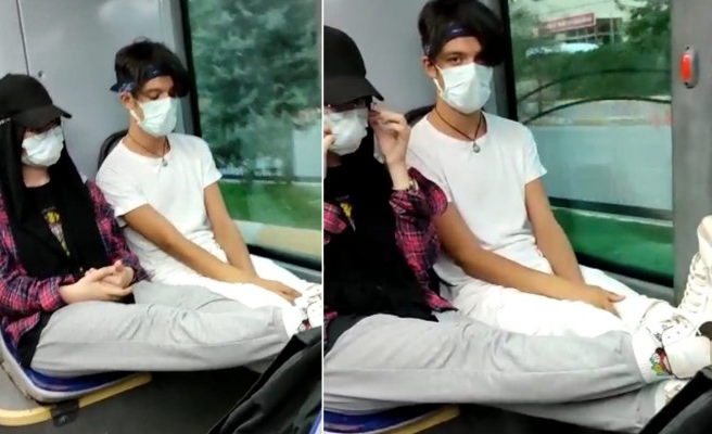 Otobüste ayak uzatan gençler, vatandaşları çileden çıkardı