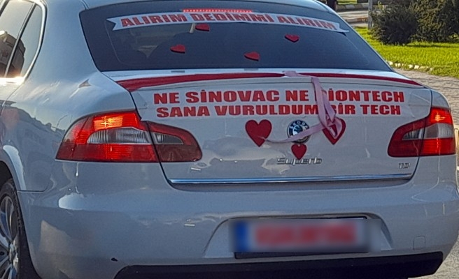 Şanlıurfalı damattan Sinovac’lı Biontech’li gelin arabası yazısı