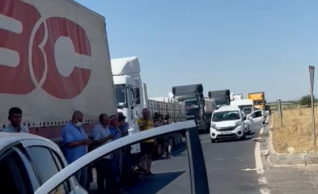 Şanlıurfa'da DEDAŞ'ı protesto eden çiftçiler yol kapattı
