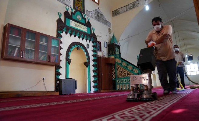 Siverek'te ibadethaneler dezenfekte edildi