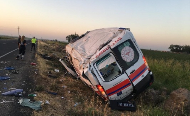  Ambulans kaza yaptı: Bebek öldü, 3 sağlıkçı yaralandı (EK)