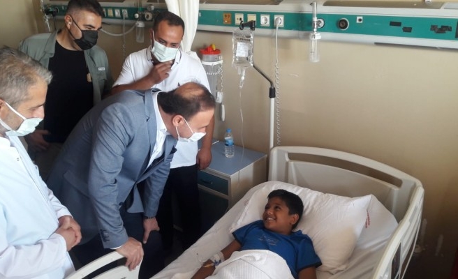 Vali Erin servis kazasında yaralanan çocukları ziyaret etti (EK)