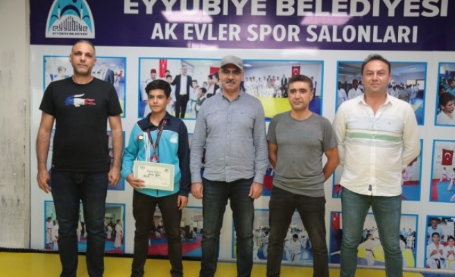 Kuş, şampiyon sporcuyu ödüllendirdi