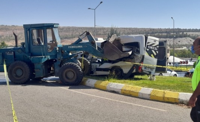 Öğrenci servisine çarpan kepçenin operatörü tutuklandı