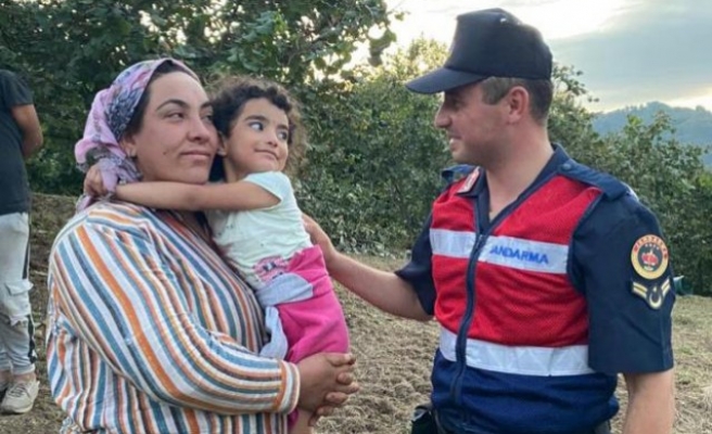 Kaybolan minik kızı jandarma buldu
