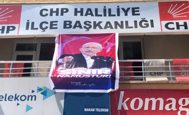 CHP, parti binalarına 'Sınır Namustur' pankartı astı