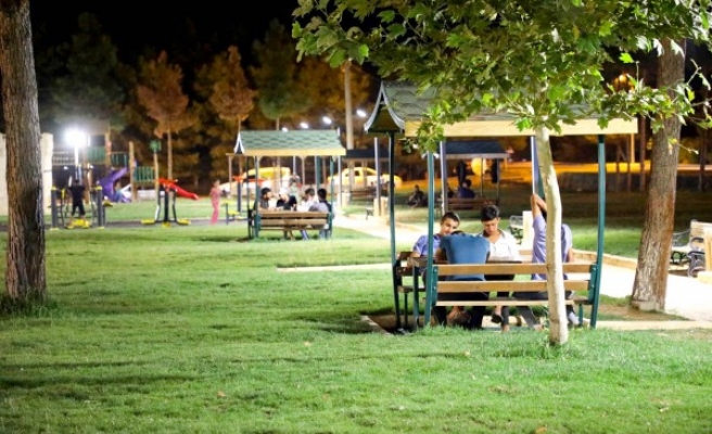 Harranlı vatandaşlar parklarda vakit geçiriyor