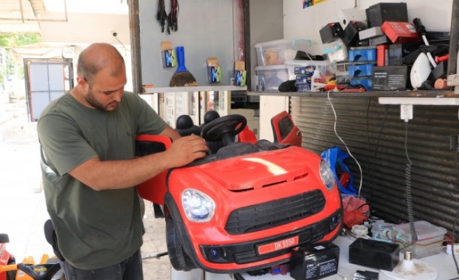 Urfa’nın tek oyuncak akülü araba tamircisi talebe yetişemiyor