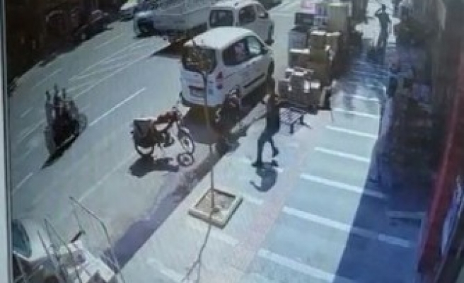 Urfa’da bebek arabasını yola düşmekten son anda kurtardı