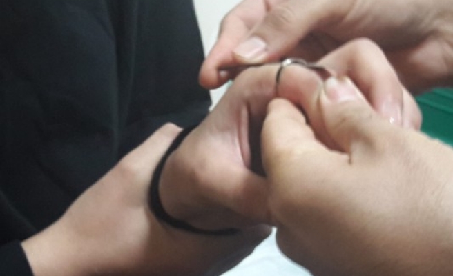 Parmağına yüzük sıkışan genç kızın imdadına itfaiye yetişti