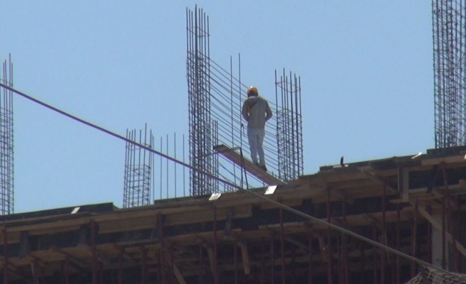 Tedbirsiz çalışan inşaat işçileri yürekleri ağza getirdi