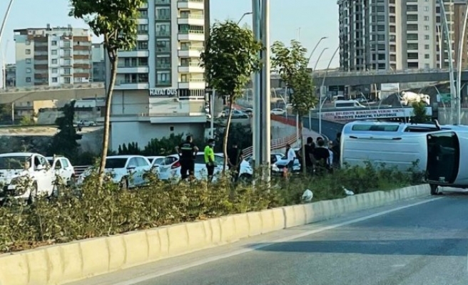 Şanlıurfa'da otomobil ile hafif ticari araç çarpıştı