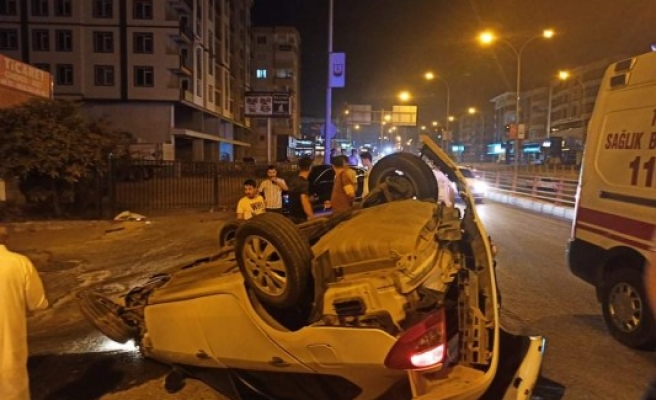 Direğe çarpan otomobil takla attı: 2 yaralı