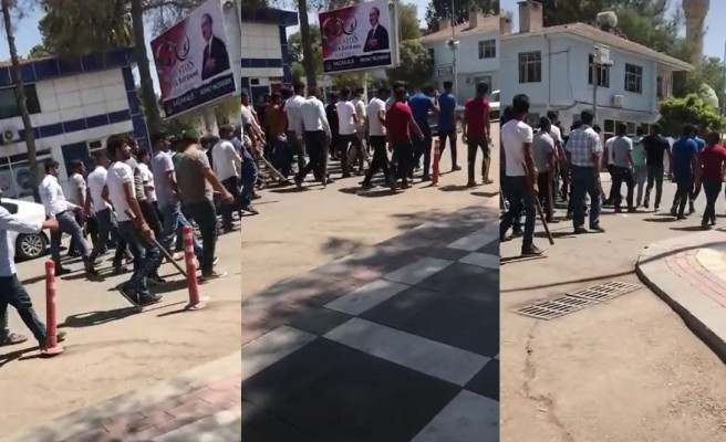 Akçakale’de elleri sopalı grup ilçede gövde gösterisi yaptı!