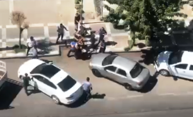 Sokak ortasında sopalı kavga: 2 yaralı