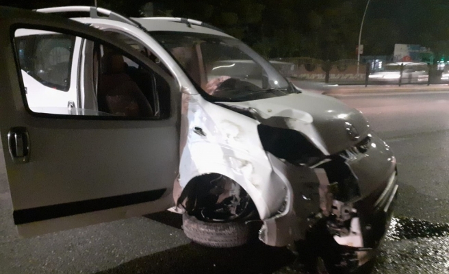 Hafif ticari araç direğe çarptı