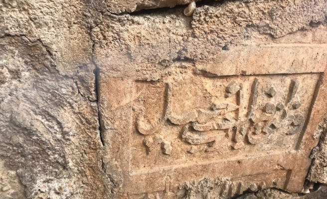 Urfa'da tarihi taşı park duvarına yama yapmışlar!