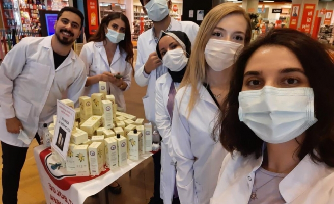 Aşı olana kolonya hediye ettiler