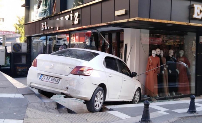 Şanlıurfa'da otomobil iş yerine daldı
