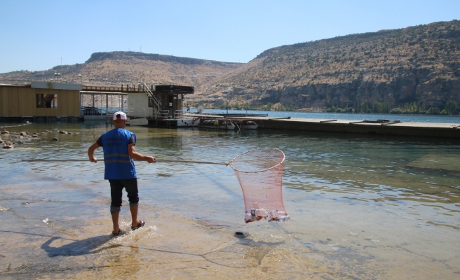 Halfeti'de su yüzeyinde biriken atıklar temizlendi