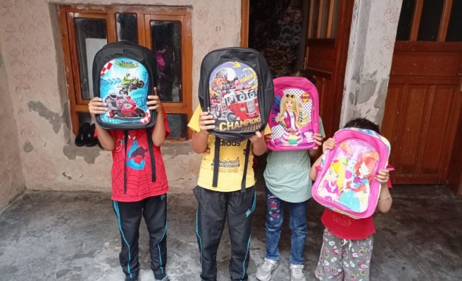 Öğrencilerin yüzü kırtasiye setiyle güldü