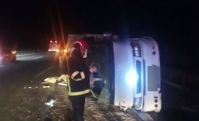 Mevsimlik tarım işçilerini taşıyan minibüs devrildi: 9 yaralı