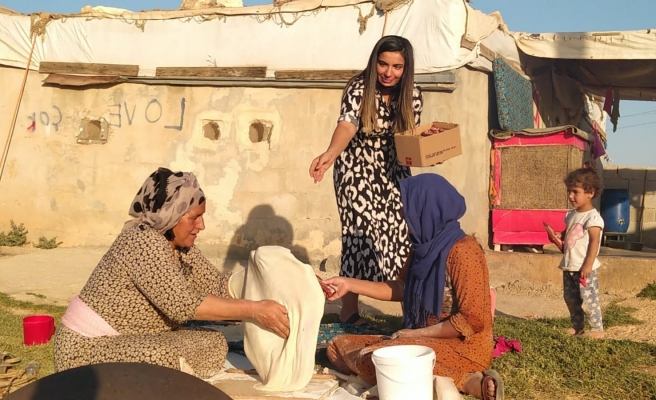 İsot temizleyen kadınlara  dondurma ikramı