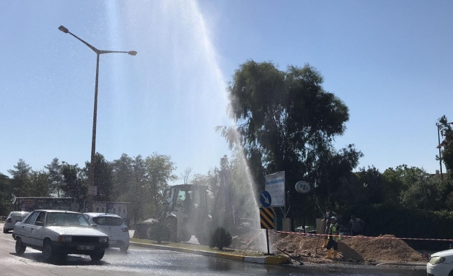 Patlayan su borusu altında arabalarını yıkadılar