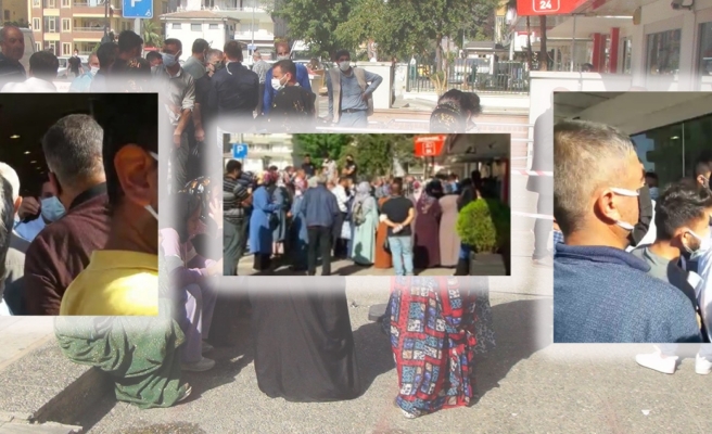 Banka önünde sosyal mesafesiz kuyruk!