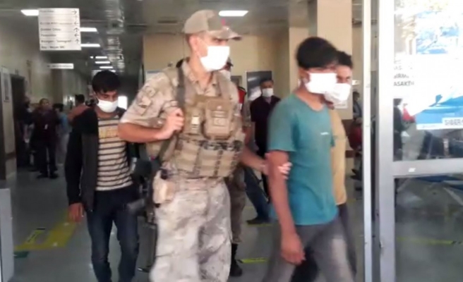 Taliban'dan kaçan 5 Afgan, Karaköprü'de yakalandı!