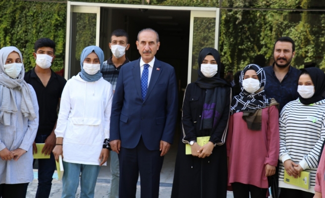 Yalçınkaya, öğrencilere kitap hediye etti