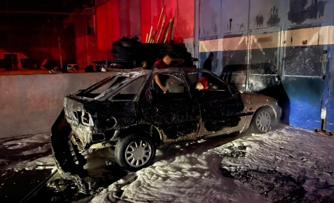 Şanlıurfa'da park halindeki otomobil küle döndü