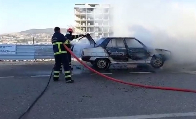 Alev alev yanan otomobil kül oldu!