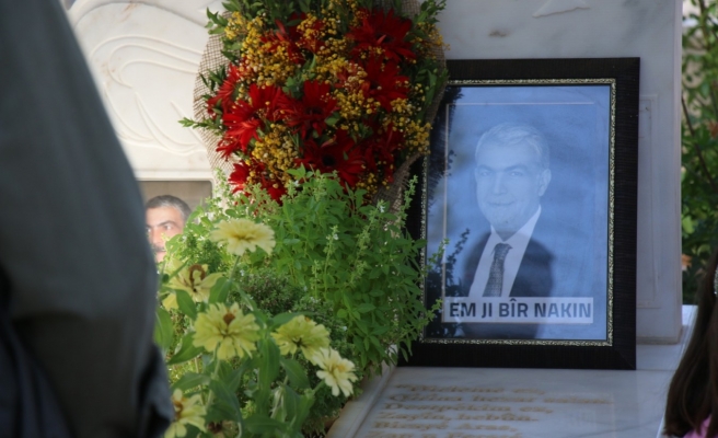 Ayhan,  mezarı başında anıldı