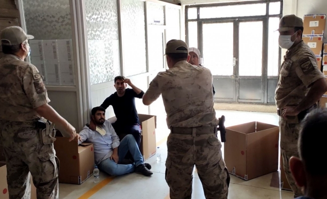 Maaşını alamayan işçi güvenlik görevlisini satırla rehin aldı!