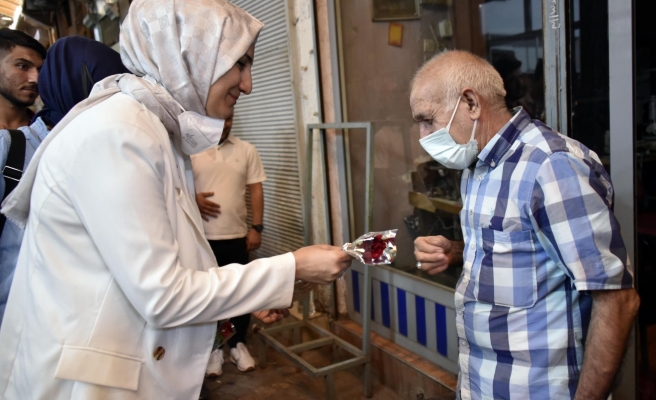 Çakmak, esnafa karanfil hediye etti