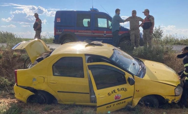 Akçakale’de otomobil şarampole devrildi: 2 yaralı