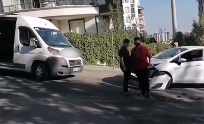 Urfa'da servisle otomobil kafa kafaya çarpıştı!