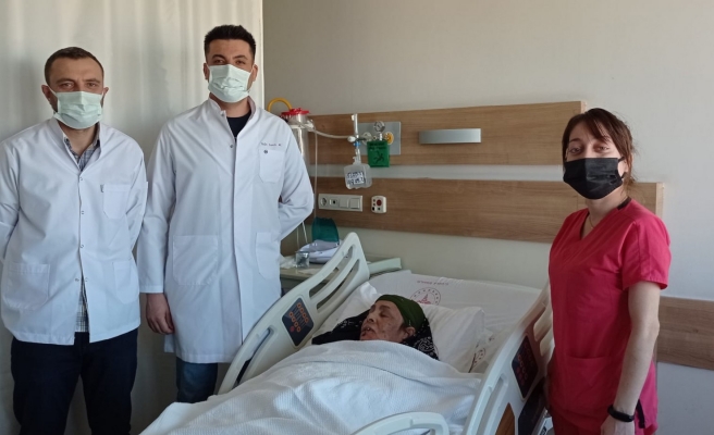 Dudak kanseri olan kadın sağlığına kavuştu