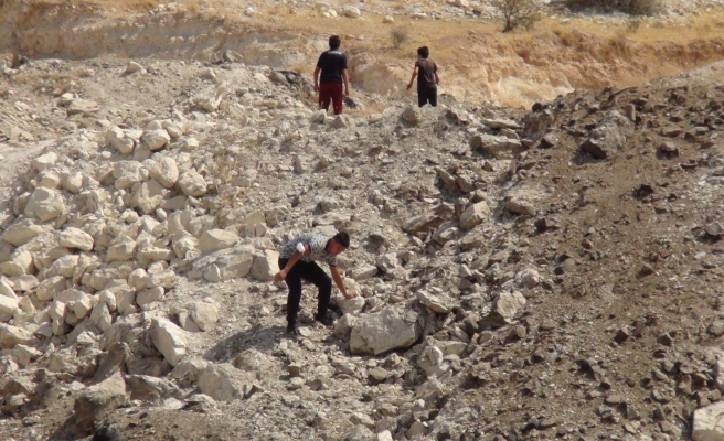 Urfa’da öğrenciler okula dağları taşları aşarak ulaşıyor!