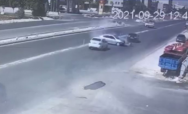 Akçakale yolunda kaza: 2'si çocuk 6 yaralı (-EK)