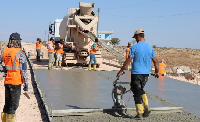 Hilvan’da çelik hasırlı beton yol uygulaması