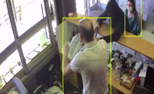 Urfa'da güpegündüz kuyumcu hırsızlığı kamerada!