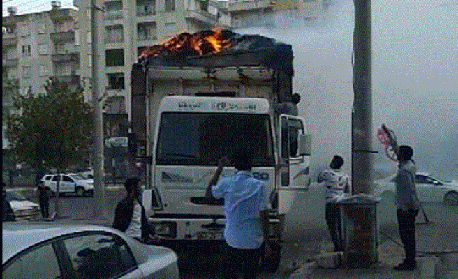 Şanlıurfa'da seyir halindeki kamyon bir anda alev aldı