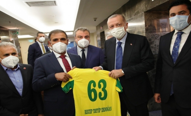 Cumhurbaşkanı Erdoğan’a Şanlıurfaspor forması hediye ettiler