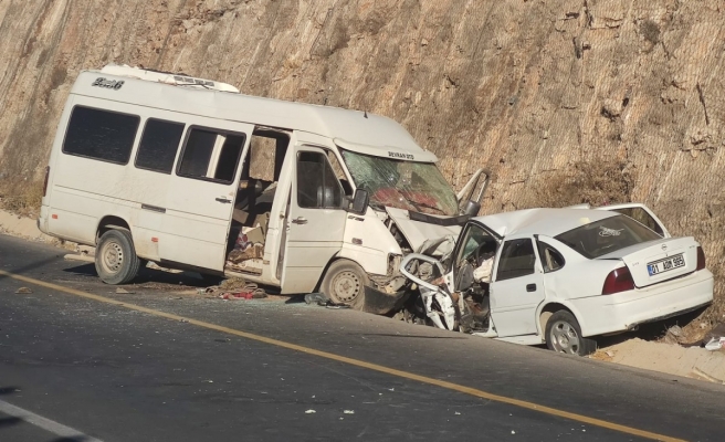Urfa'da minibüsle otomobil çarpıştı: 1 ölü, 16 yaralı