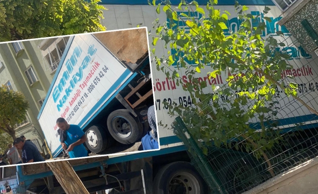 Urfa'da freni boşalan kamyon binaya daldı!