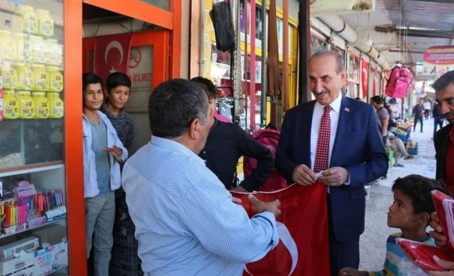 Yalçınkaya, harekatın yıl dönümünde esnafa Türk bayrağı dağıttı