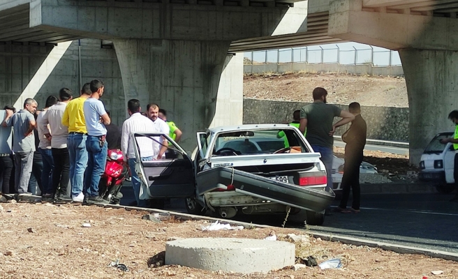 Karaköprü’de otomobil refüje çarptı