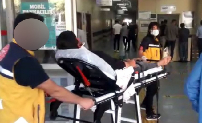 Urfa'da refüje çarpan minibüs devrildi: 3 yaralı